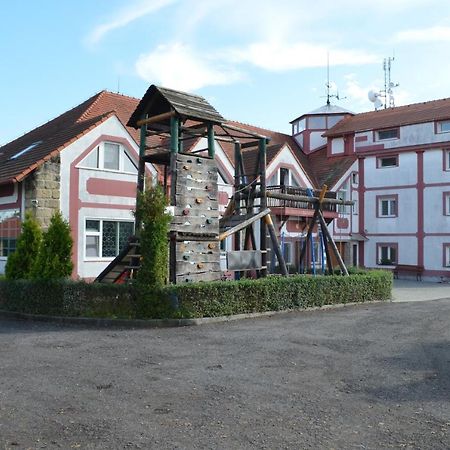 Famozclub Hotel Bakov nad Jizerou Ngoại thất bức ảnh