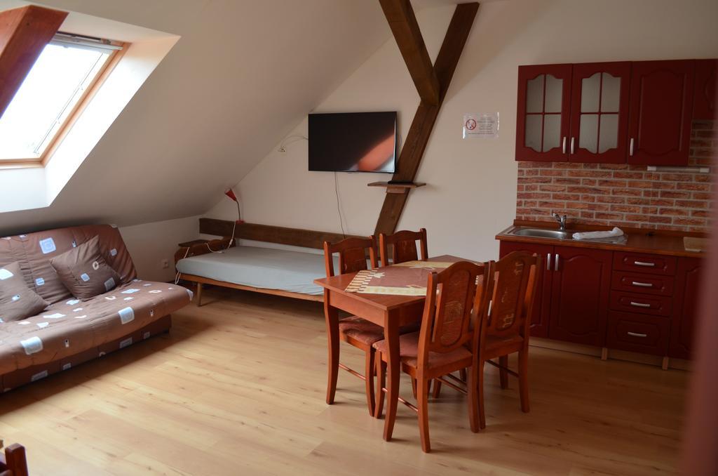 Famozclub Hotel Bakov nad Jizerou Phòng bức ảnh