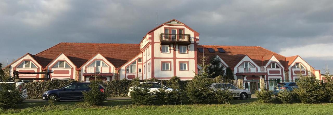 Famozclub Hotel Bakov nad Jizerou Ngoại thất bức ảnh